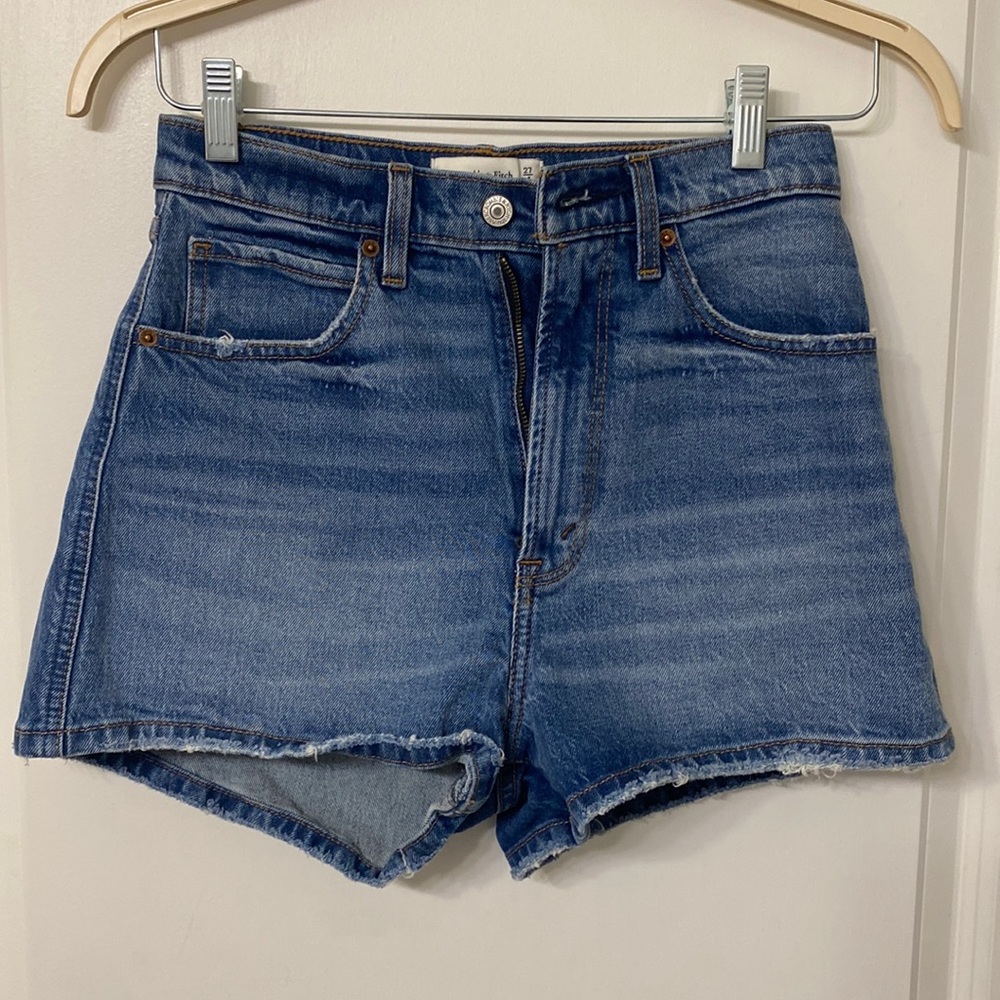 Abercrombie Ultra High Rise Mom Short size 27 (curve love)